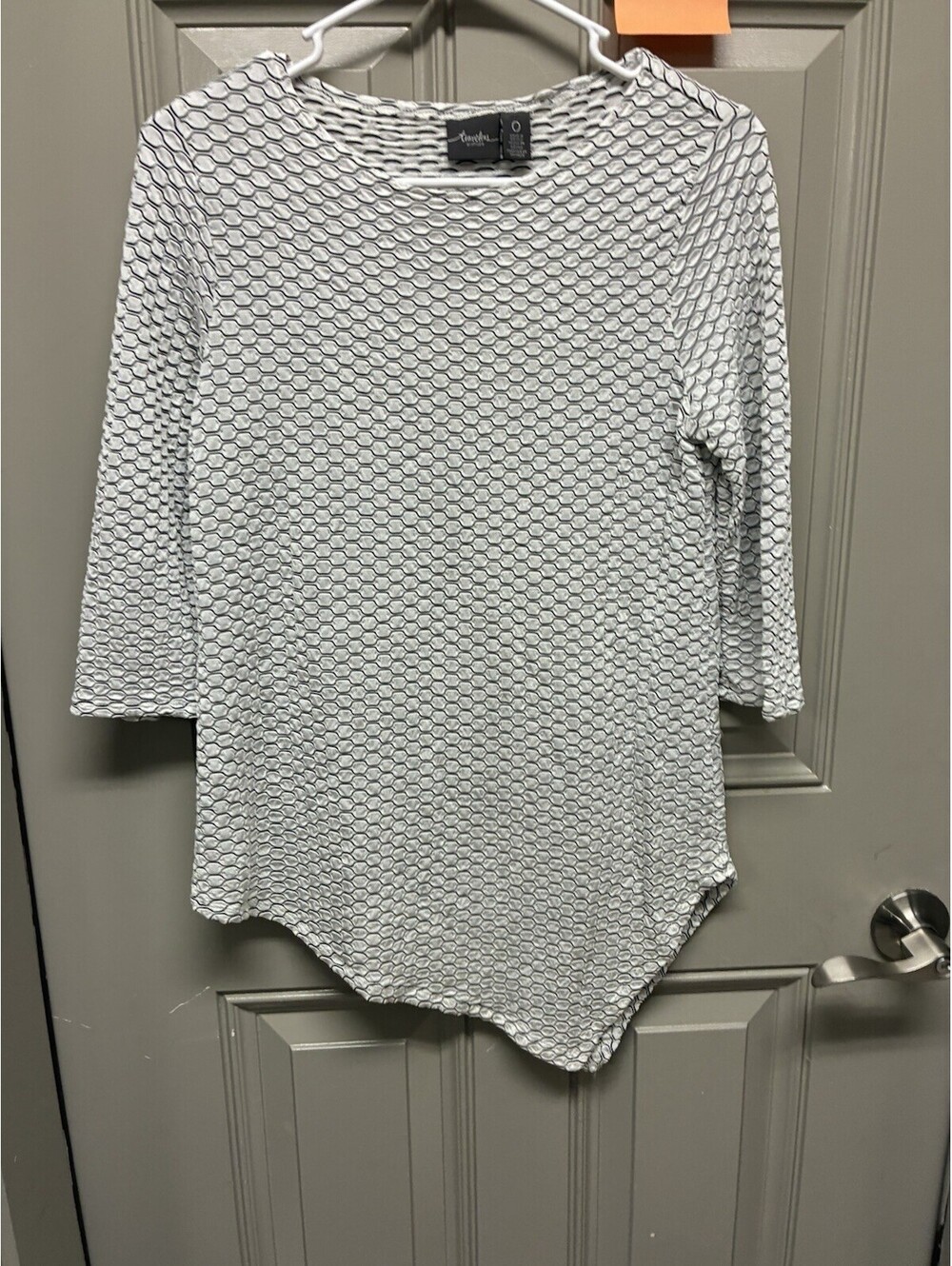 Chico’s Travelers White Black Textured Geometric Print Asymmetrical Top Size 0